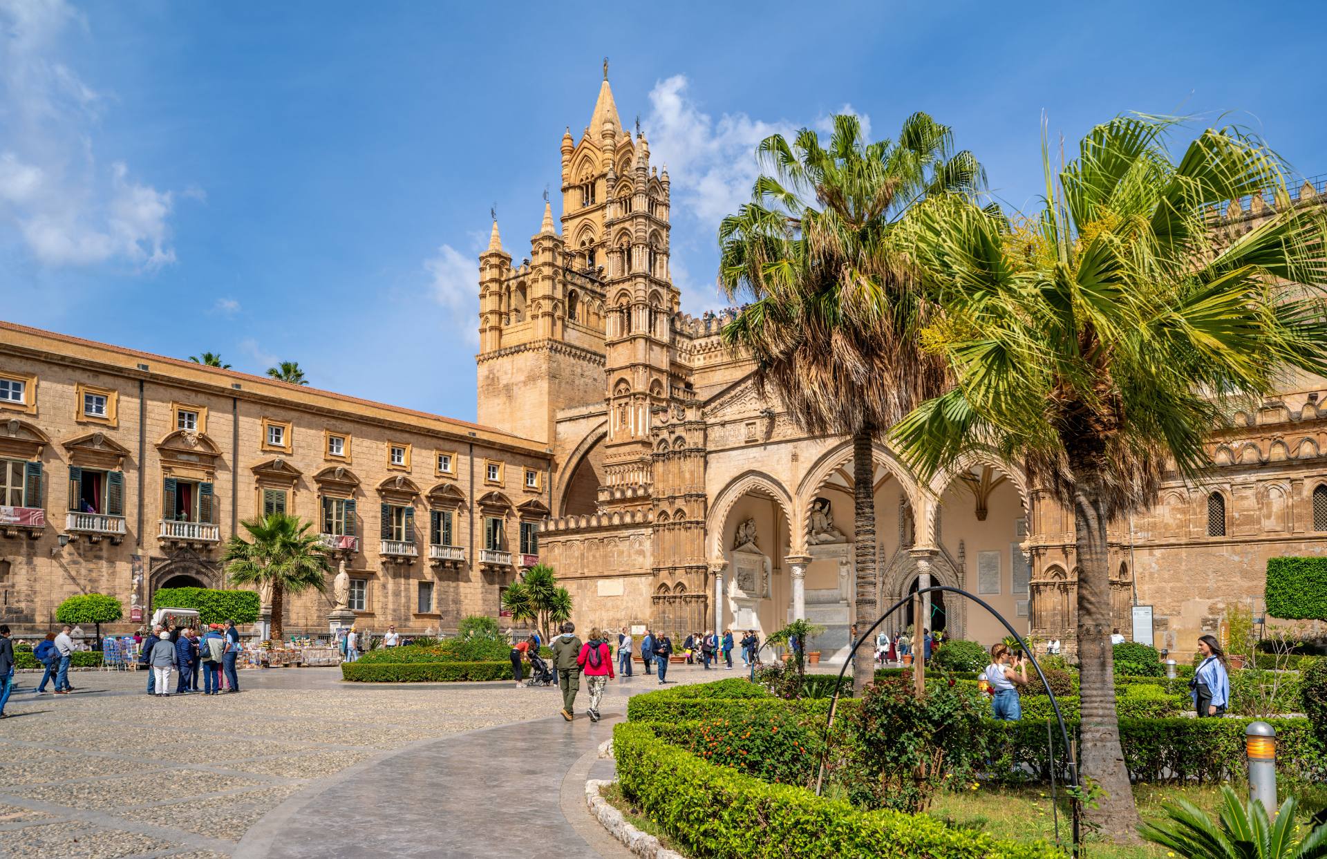 Cattedrale Maria Santissima Assunta: Die Kathedrale von Palermo vereint byzantinisch-arabisch-normannische Baustile. 831, während der Sarazeneneinfälle, wurde sie in eine Moschee umgewandelt. 1072 weihte sie die normannische Herrschaft wieder als christliche Kirche. Seit 2015 ist sie Teil des UNESCO-Weltkulturerbes als Bestandteil der arabisch-normannischen Stätten Palermos sowie der Kathedralen von Cefalù und Monreale. Für Deutschland ist sie aufgrund der Gräber der Stauferkaiser Heinrich VI., Friedrich II. und Kaiserin Konstanze von Sizilien von historischer Bedeutung.